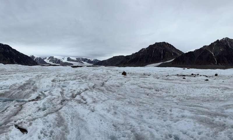 カナダ北極の氷下湖